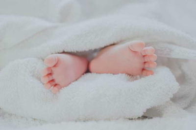 Verpleegkundige ziekenhuis Groningen knipt per ongeluk vingertopje van baby af