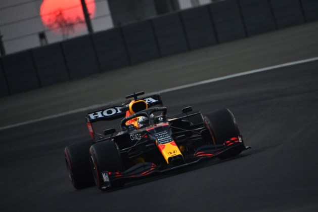 Verstappen botst in laatste bocht tegen muur,  pole-position voor Hamilton