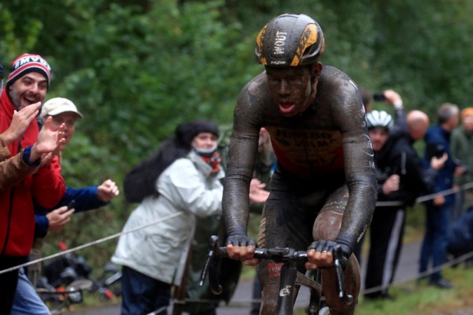 Wout van Aert verpulvert iedereen bij rentree in het veld