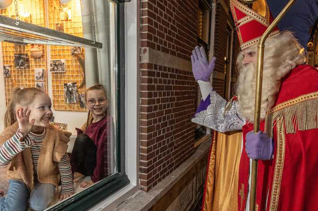 Ouderwets heerlijk avondje: ’Wel geprikt of niet, Nederland viert gewoon feest met Sint en Piet’