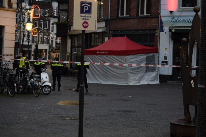 Voorbijgangers troffen zwaargewonde man aan op de Parade in Venlo: ‘Ik dacht eerst dat er een pop op straat lag’