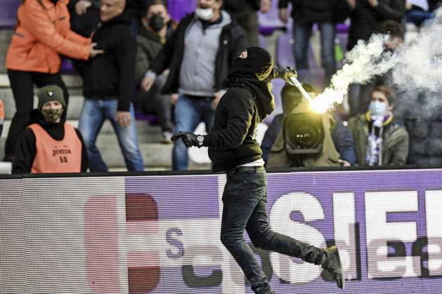 Video: Voetbalfan loopt tijdens derby veld op om vuurwerk in vak met uitfans te gooien