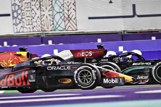 Verstappen en Hamilton met gelijke punten naar laatste race na knotsgekke grand prix die bol stond van incidenten