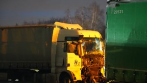 Ongeluk met drie vrachtwagens op A76 bij Heerlen: autosnelweg hele avond en nacht dicht vanwege beschadigd asfalt 