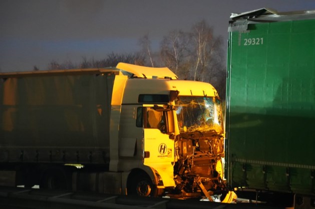 Ongeluk met drie vrachtwagens op A76 bij Heerlen: autosnelweg hele avond en nacht dicht vanwege beschadigd asfalt 