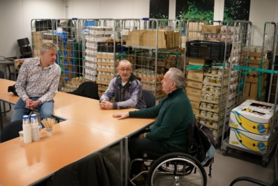 Inzamelactie Voedselhulp ouderwets succesvol: supermarkt in Beek ruimt cursuslokaal uit voor zestien rolcontainers vol producten