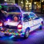 Met zijn oude Toyota Starlet, versierd met 1200 lampjes, brengt Lars kerstsfeer in de straten: ‘Vrolijkheid in deze sombere tijd’