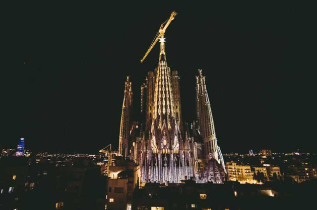 Enorme ster van Sagrada Familia voor het eerst verlicht