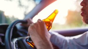 Landgraaf ontslaat ambtenaar die onder werktijd halve liters bier dronk in auto van de gemeente