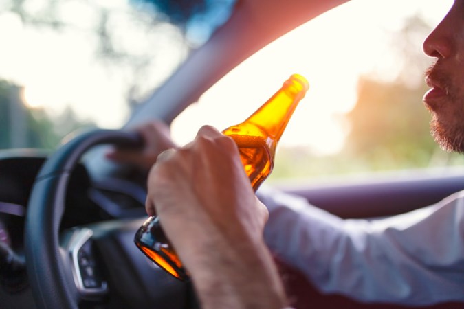 Landgraaf ontslaat ambtenaar die onder werktijd halve liters bier dronk in auto van de gemeente 