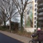 Uniek in Nederland: kunstwerk met honderd zonnepanelen voorziet flat in Sittard van energie