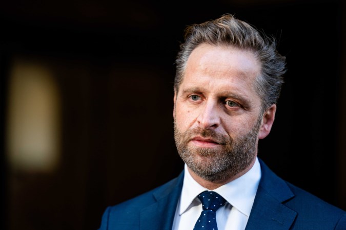 Commentaar: Hugo de Jonge, de nationale coronapispaal, verdient respect omdat hij blijft staan