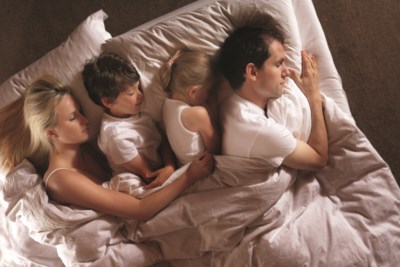 Wel of niet de kids bij je in bed?  We lagen met vijf in een bed van  drie meter zestig breed’