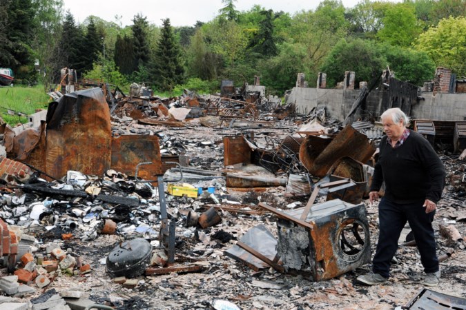 De afgebrande stallen van Ger (81) zijn een jaar na dato nog steeds niet opgeruimd, gemeente wil hem dwingen