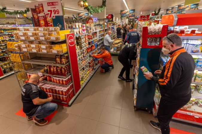 Voetballers van vier clubs vullen vakken bij de supermarkt: zo helpen ze hun sponsor december door