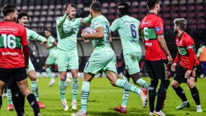 PSV neemt dankzij late zege op NEC koppositie in eredivisie over