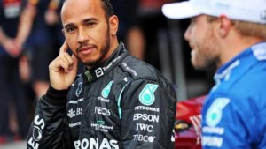 Valtteri Bottas voelt mee met Hamilton na verlies wereldtitel: ‘Ik vind het zo erg voor Lewis’