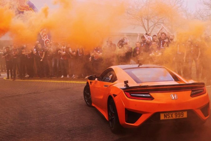 Max Verstappen speecht voor 750 man: ‘Maakt niet uit wat ze proberen, ik voel me kampioen’