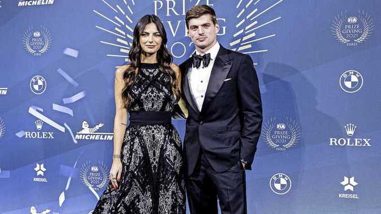 Max Verstappen straalt met vriendin Kelly Piquet op blauwe loper