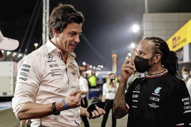 Mercedes-teambaas Toto Wolff nog steeds witheet: ‘Lewis Hamilton is bestolen’