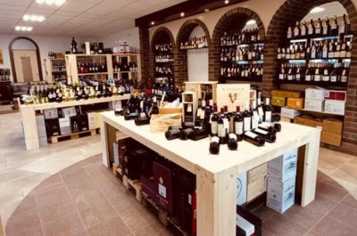 Restaurant De Lindeboom in Beek start tweede zaak in coronatijd: ‘Wijnwinkel is een verlengstuk van onze passie’