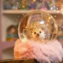 Door de hobby’s van Tity, Fenna en Marjo is het thuis meteen kerstsfeer: sneeuwbollen, mini-kerststallen en gekke ornamenten