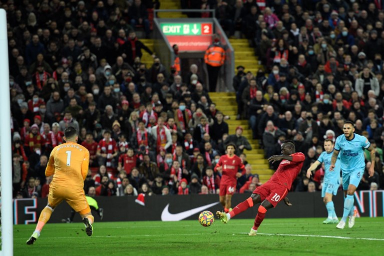Virgil van Dijk met enkele ploeggenoten in quarantaine bij Liverpool