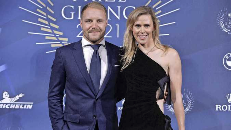 Max Verstappen straalt met vriendin Kelly Piquet op blauwe loper