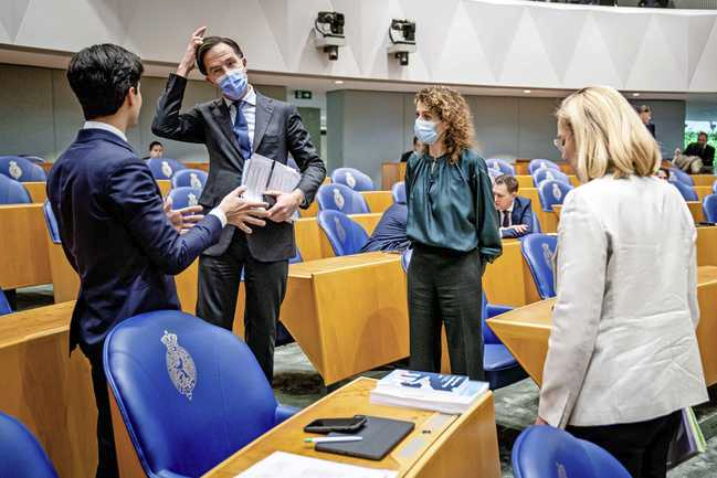 Poppetjes-spel in kabinet brandt los