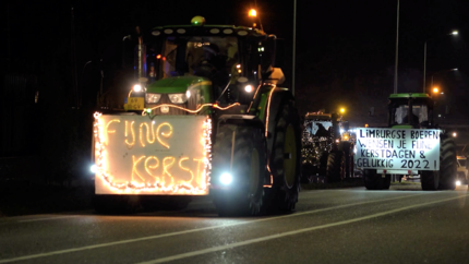 Video: Boeren trekken met verlichte tractoren door donker Heuvelland en stukje Parkstad
