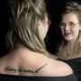 Jackie heeft tatoeage ‘Nothing Else Matters’ op haar rug omdat haar overleden vader van Metallica hield