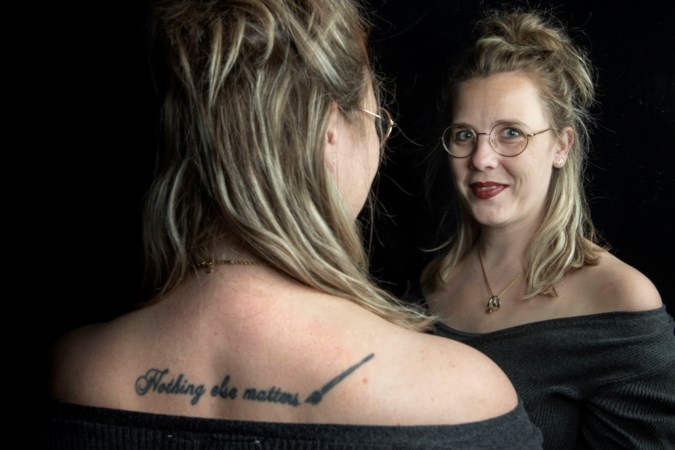 Jackie heeft tatoeage ‘Nothing Else Matters’ op haar rug omdat haar overleden vader van Metallica hield