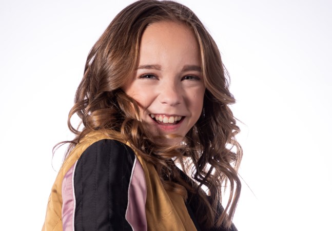 Kerkraadse Emma (13) van The Voice Kids is ondanks broze gezondheid niet klein te krijgen: ‘Op het podium voel ik me vrij’