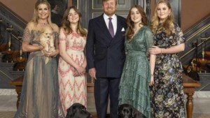 Koninklijke familie deelt feestelijke foto met puppy op kerstkaart