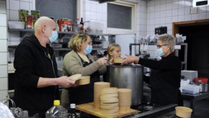 Conny en Geert rijden door Venlo om zelfgemaakte soep uit te delen aan daklozen: ‘Alleen jammer dat we niemand konden vinden’ 