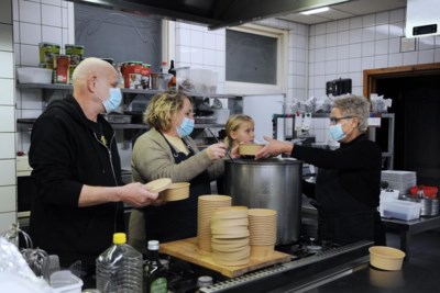 Conny en Geert rijden door Venlo om zelfgemaakte soep uit te delen aan daklozen: ‘Alleen jammer dat we niemand konden vinden’