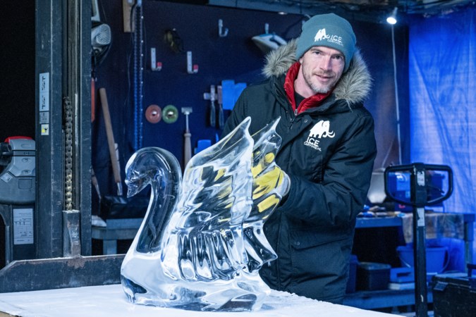 Icecarver Sander Hurkens gaat ijs met kettingzaag te lijf: ‘Ik had nul ervaring en werd meteen in het diepe gegooid’