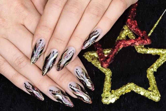 Nagelstudio dicht? Zo ga je toch met feestelijke nagels het nieuwe jaar in