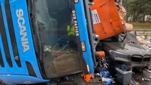 Video: Vrachtwagen met papierafval kantelt op snelweg bij Maasmechelen, file tot in Nederland