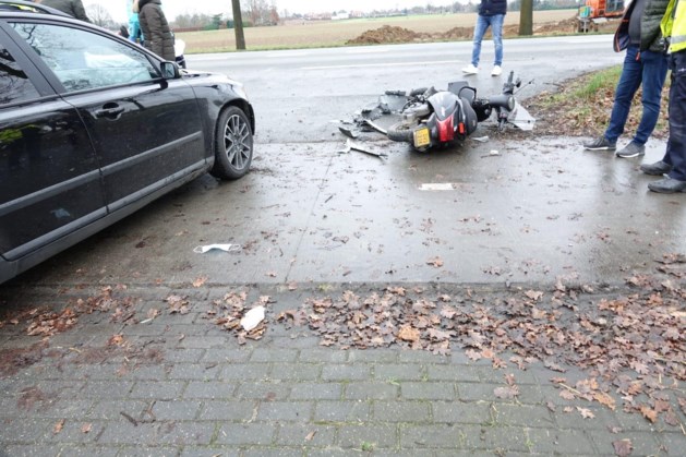 Scooterrijder gewond na botsing met auto in Nunhem