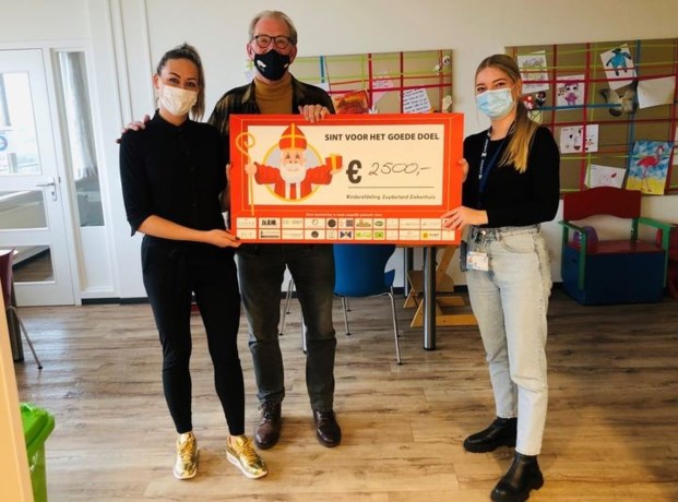 Hulpsinterklaas in ruste schenkt 2500 euro aan kinderafdeling Zuyderland 