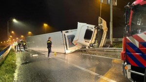Enorme ravage door gekantelde vrachtwagen op A2: afrit Echt mogelijk hele dag afgesloten  