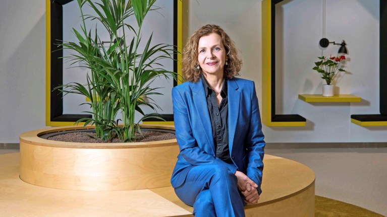 Mondkapjesmachine DSM staat stil; directeur Edith Schippers: ‘Wisten niet dat de overheid zo veel voorraad had’