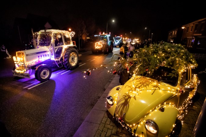 Kerstlichtparade tractors trekt veel bekijks in Midden-Limburg: ‘vooral leuk voor de kinderen’