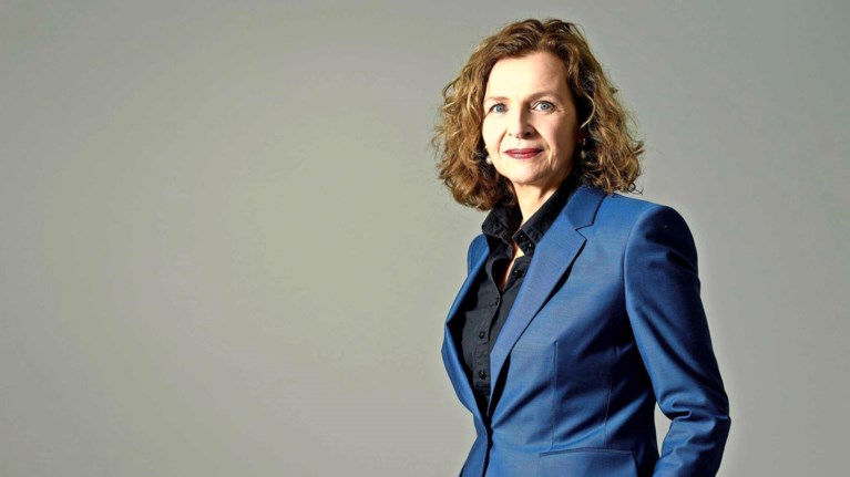 Mondkapjesmachine DSM staat stil; directeur Edith Schippers: ‘Wisten niet dat de overheid zo veel voorraad had’