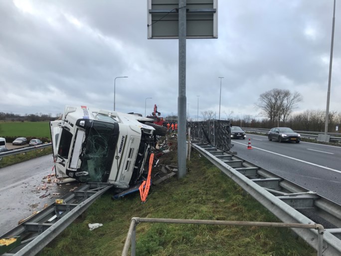 Video: Vrachtwagen met man en kind in cabine kantelt op A2 bij Echt: bestuurster mogelijk in slaap gevallen