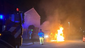 Auto gaat in vlammen op in Hoensbroek
