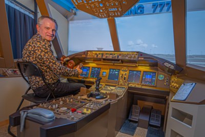 Math bouwt de cockpit van een Boeing 777 tot in de kleinste details na op zijn zolder in Venlo: ‘Elke avond even in de wolken’