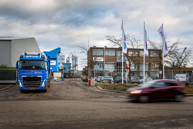 Omwonenden van asfaltcentrale ruiken geen teer maar onschadelijke bitumen, aldus de gemeente Roermond