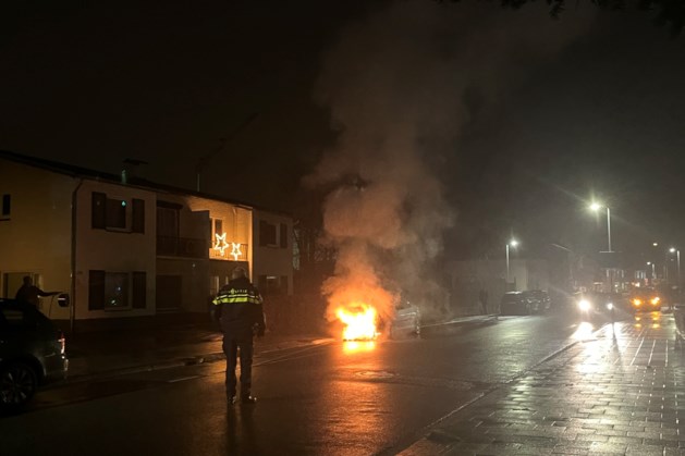 Hevige vlammen bij autobrand in Landgraaf